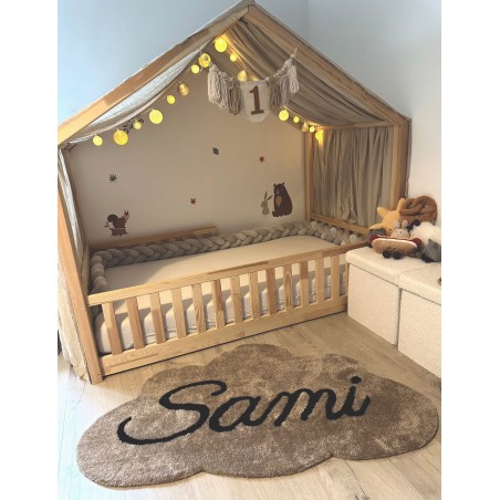Tapis en laine artisanal en forme de nuage avec le prénom d'un petit garçon "Samy"